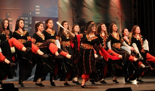 Palestinian_girls_dancing_traditional_Dabke